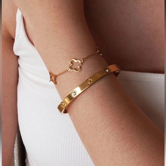 Jewelry - New! 18K Gold Plated Clover Bracelet Stack Set NWOT